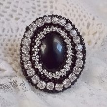 Anello Black Stone, ricamato con una pietra preziosa, onice nera, cristalli e perline